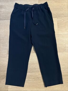 LULULEMON on the fly navy capris